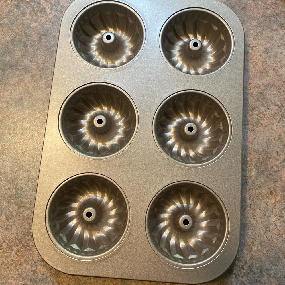 BRAND NEW Mini Bundt Cake Pan